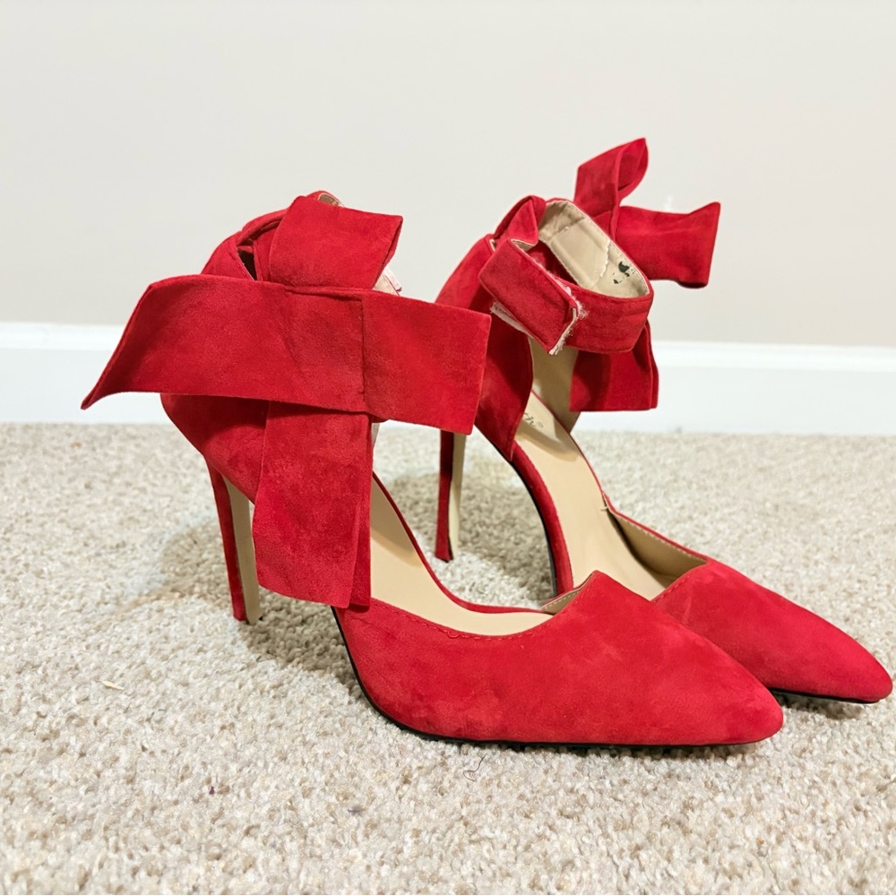 Red High Heels with Pointed Toe and Dramatic Bow